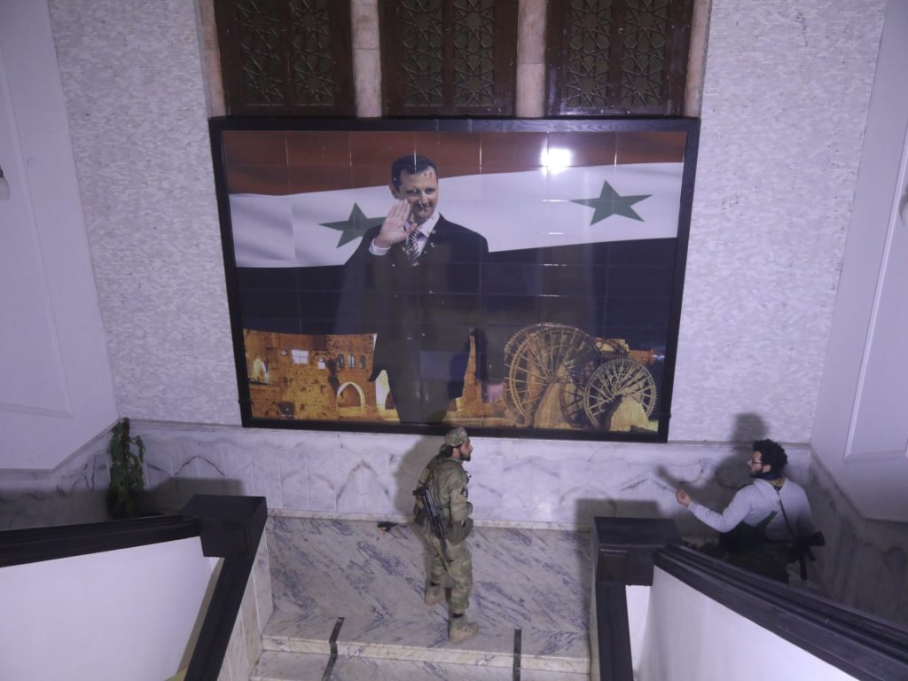 تضارب الأنباء حول مغادرة الأسد وعائلته سوريا