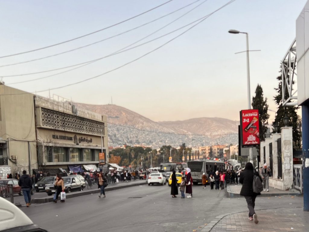 انهيار الليرة أبرز التداعيات الاقتصادية على سكان دمشق
