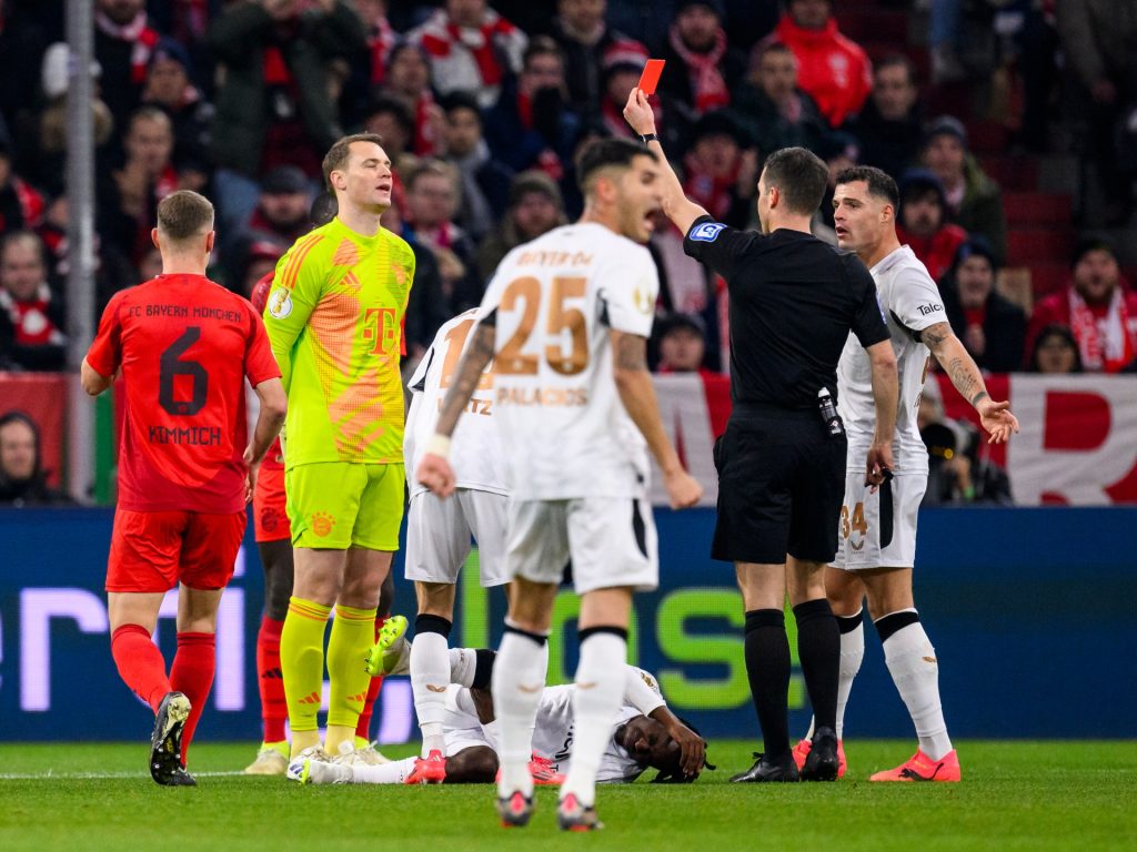 عقب خطأ على طريق كرة القدم الأميركية.. طرد نوير لأول مرة بعد 867 مباراة