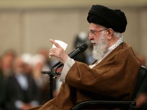 خامنئي يتهم دولة جارة لسوريا بإسقاط بشار الأسد