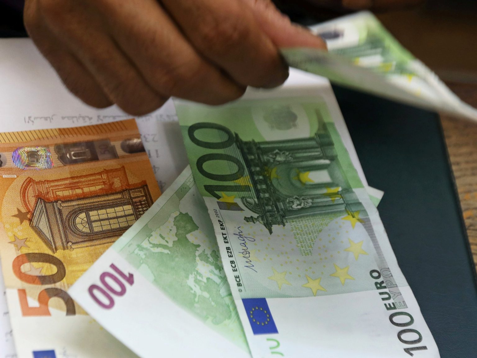 اليورو ينخفض وسط اضطرابات سياسية في فرنسا وبيتكوين تحلق
