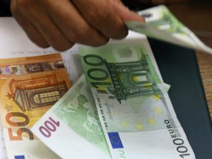اليورو ينخفض وسط اضطرابات سياسية في فرنسا وبيتكوين تحلق