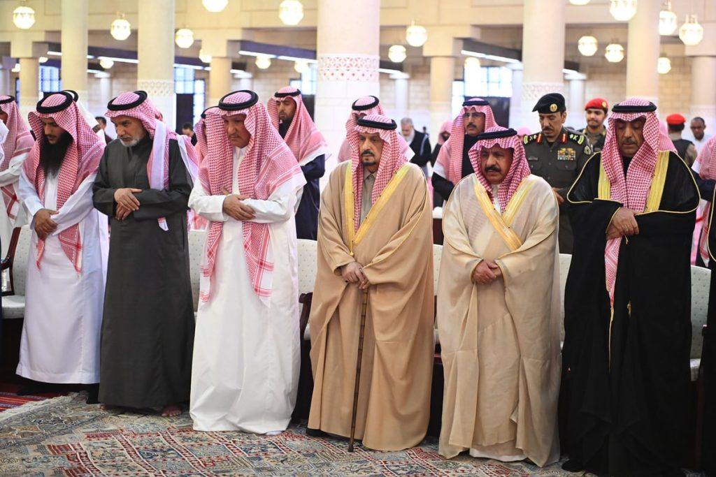 أمير الرياض يؤدي صلاة الميت على والدة الأمير مشاري بن عبدالرحمن بن محمد بن مقرن