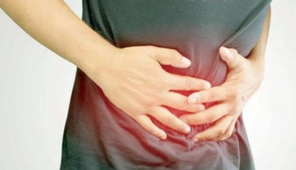 بالفيديو.. مختص يكشف أسباب الانتفاخ بعد تناول الطعام.. والعلامات التي تستدعي الذهاب للطبيب