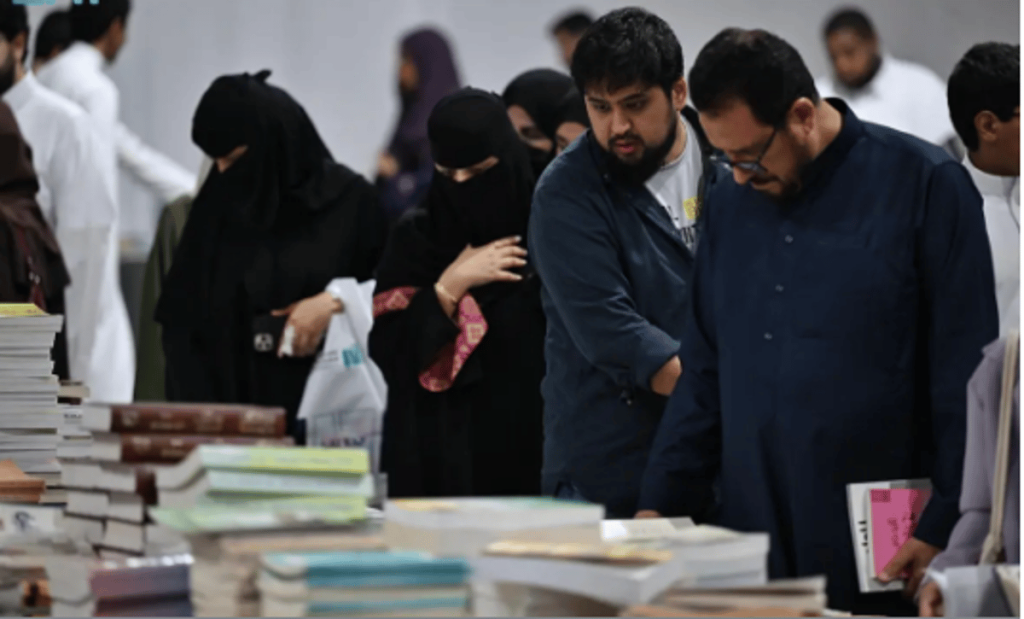 منطقة الكتب المخفضة نقطة جذب استثنائية في معرض جدة للكتاب 2024