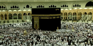 ضيوف الرحمن ينعمون بالأمن والسكينة بجوار بيت الله وسط خدمات متكاملة