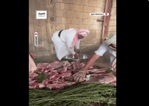 3 أشقاء في منطقة عسير يتخصصون بإعداد «حنيذ زمان» في منزلهم