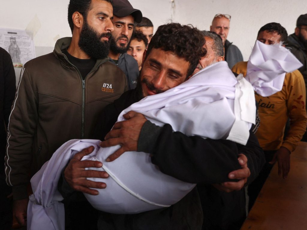 الاحتلال يقصف مدرسة تؤوي نازحين بجباليا وينسف مباني سكنية بالقطاع
