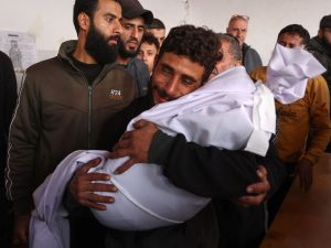 الاحتلال يقصف مدرسة تؤوي نازحين بجباليا وينسف مباني سكنية بالقطاع