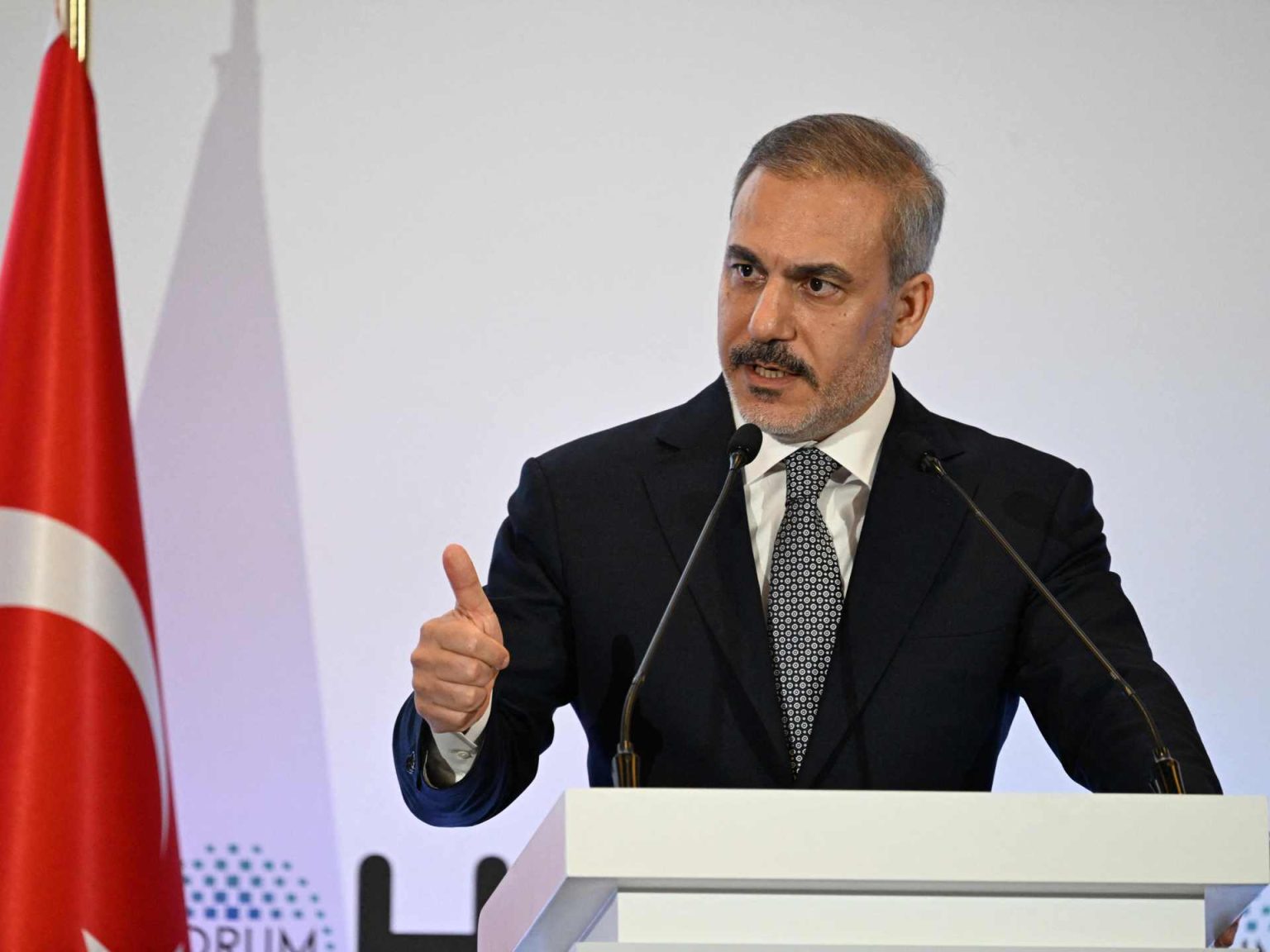 فيدان: أقنعنا روسيا وإيران بعدم مساعدة الأسد قبل سقوطه