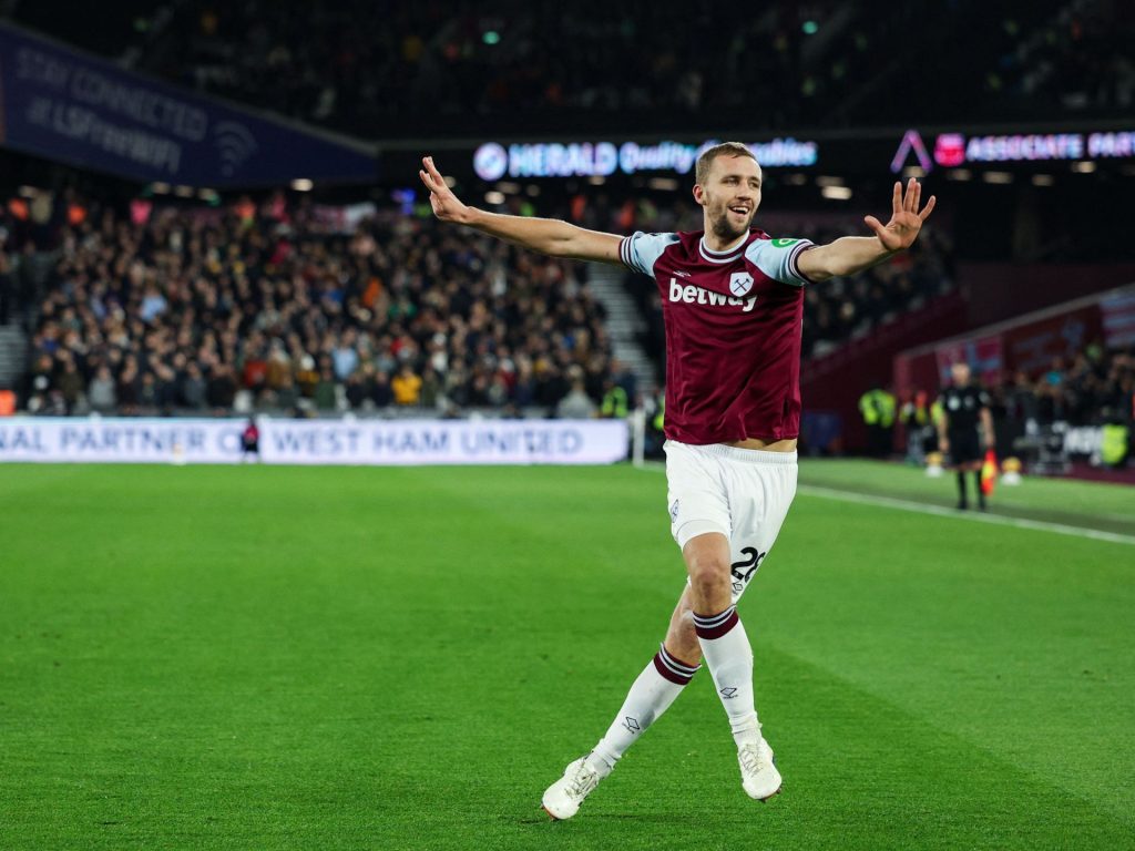 جماهير وست هام تسخر من هداف فريقها