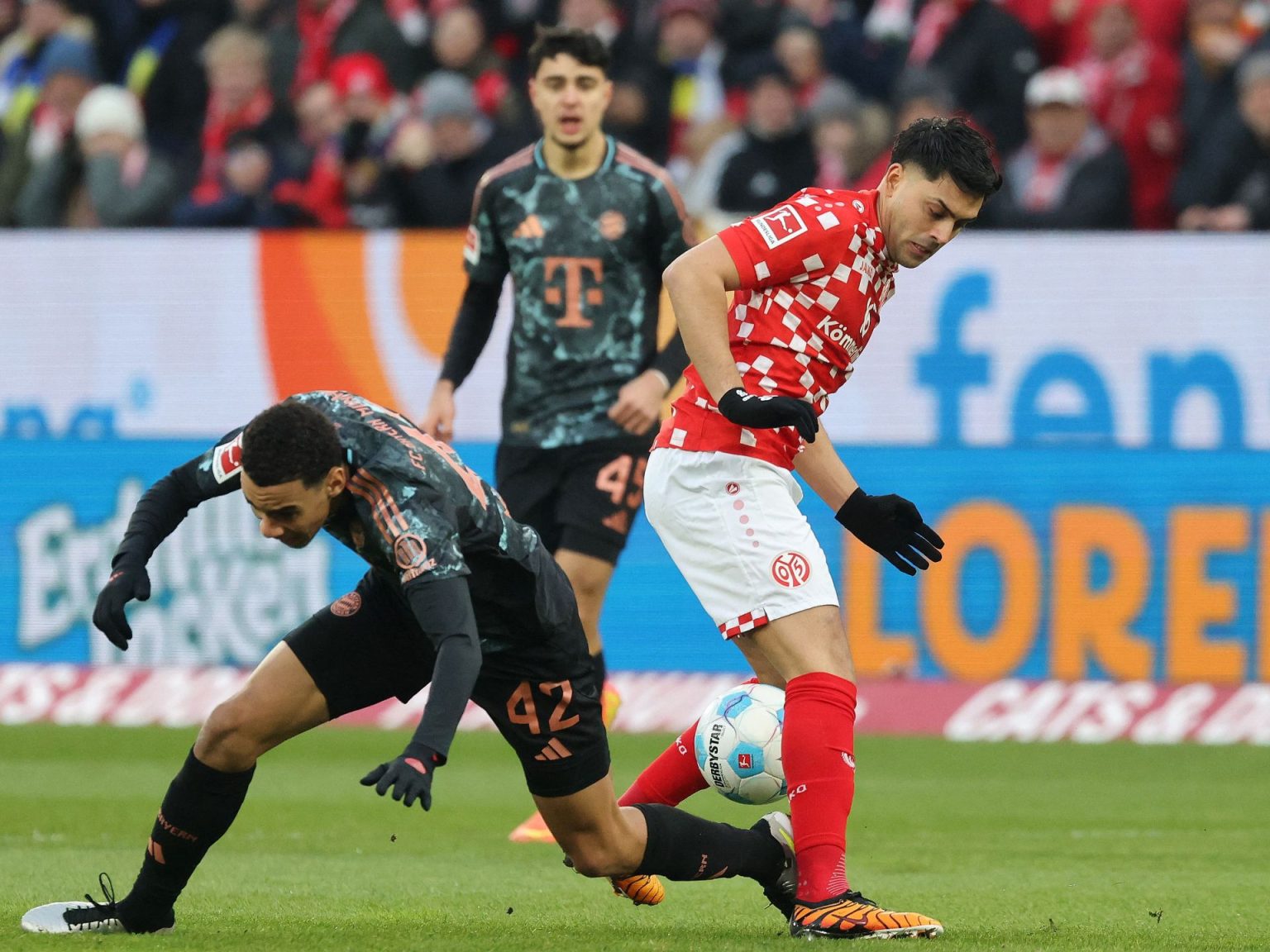 شاهد.. بايرن ميونخ يتلقى الهزيمة الأولى في الدوري الألماني