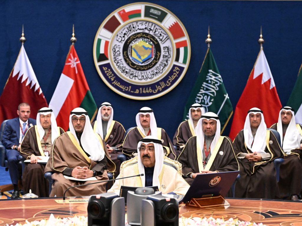أمير الكويت يدعو في افتتاح القمة الخليجية لوقف إطلاق النار بغزة