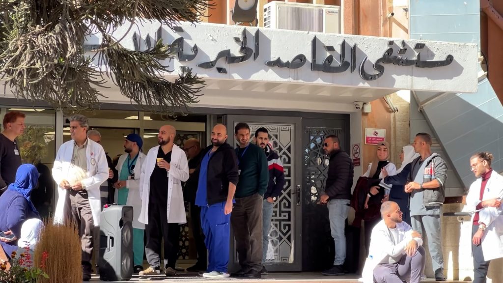 القدس.. موظفو مستشفى المقاصد يطالبون برواتبهم