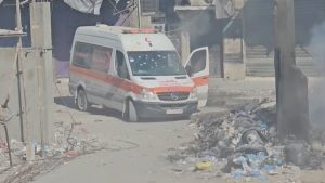 مشاهد لإطلاق نار كثيف على سيارة إسعاف ببيت لاهيا