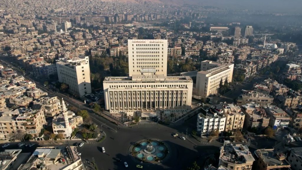 العفو العام وملاحقة مرتكبي الجرائم بسوريا يثيران تفاعل مغردين