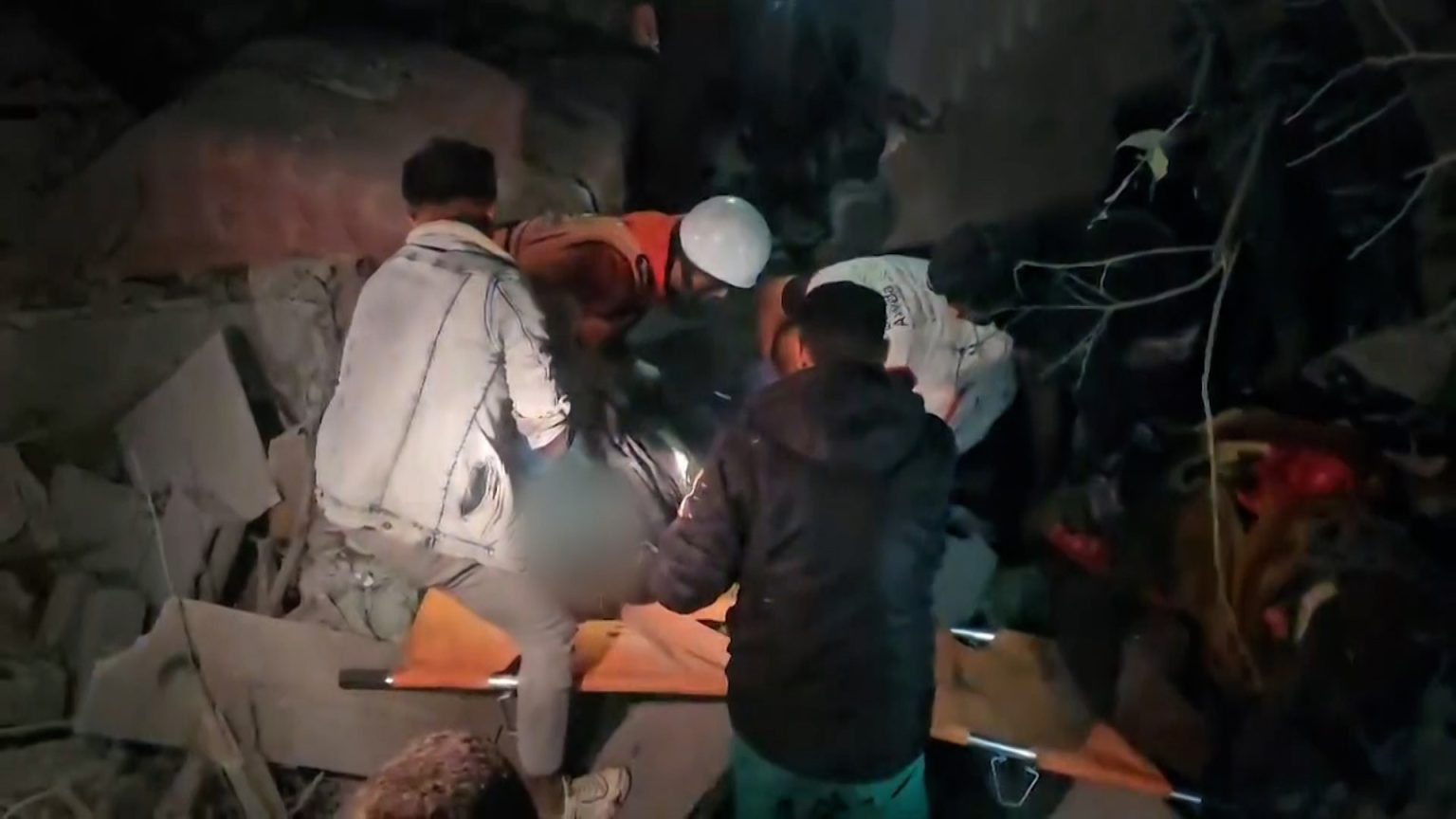 أكثر من 50 شهيدا في غزة والاحتلال يواصل حرق ونسف المنازل