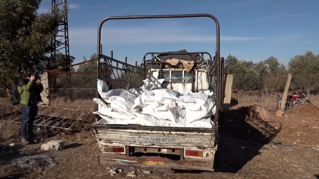 انتشال عشرات الجثث من مقبرة جماعية داخل مزرعة في درعا