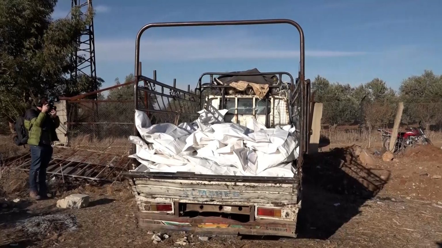 انتشال عشرات الجثث من مقبرة جماعية داخل مزرعة في درعا