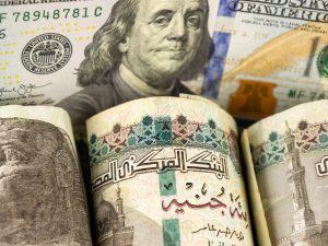 الجنيه المصري بأدنى مستوى ويكسر حاجز الـ50 جنيها للدولار