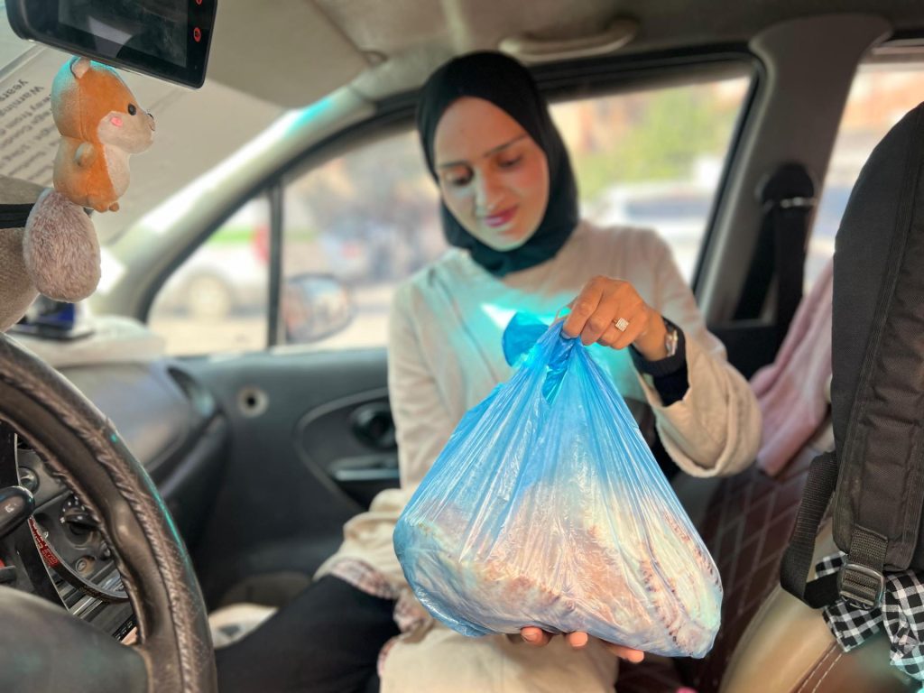 بيضة و”أندومي” وربطة خبز.. هدايا الغزيين في زمن الحرب والمجاعة
