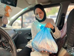 بيضة و”أندومي” وربطة خبز.. هدايا الغزيين في زمن الحرب والمجاعة