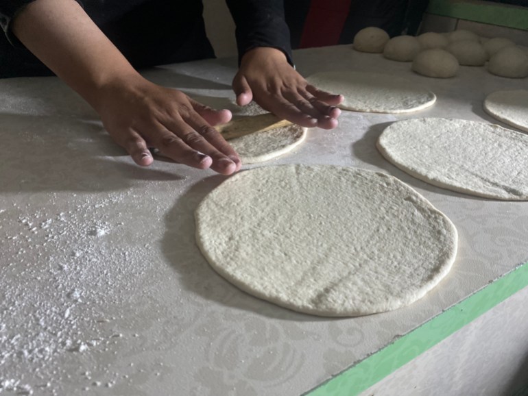 الطحين من أغلى هدايا الغزيين في زمن المجاعة والحصار الإسرائيلي الخانق على قطاع غزة-رائد موسى-خان يونس-الجزيرة نت