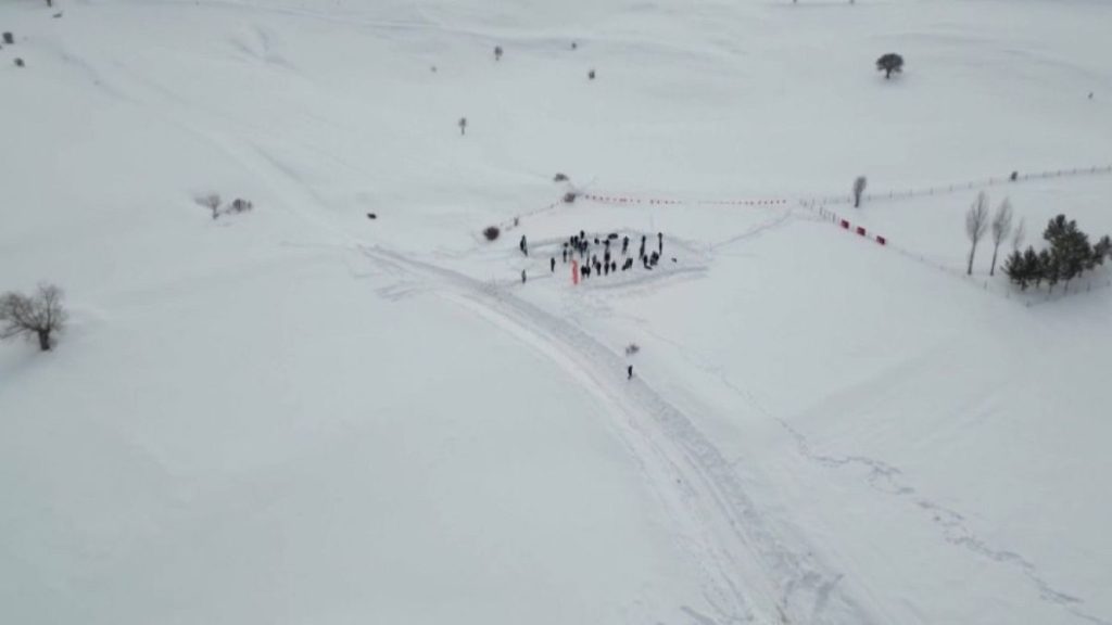فيديو. تقاليد كرة الطائرة الثلجية في قرية ينيجه التركية تستمر ل32 عامًا