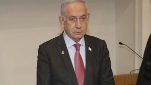 نتنياهو “ضعيف جدًا”.. رئيس الوزراء لا يستطيع الجلوس لفترة طويلة بعد عملية البروستاتا