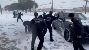 فيديو. بين الثلوج والضحكات.. لحظات غير اعتيادية في تكساس أثناء العاصفة الشتوية