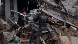 “لا مكان صالح للسكن”.. الفلسطينيون يعودون إلى غزة بعد وقف إطلاق النار ليجدوا الخراب
