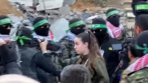 فيديو. حماس تفرج عن المجندة الإسرائيلية آغام بيرغر وسط مشاهد مؤثرة