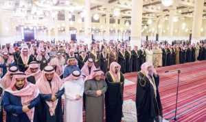 أمير الرياض يؤدي صلاة الميت على عبدالعزيز بن مشعل