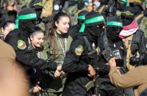 بعد موافقتها على عودة النازحين لشمال غزة.. إسرائيل تطالب بمعلومات عن 26 محتجزاً