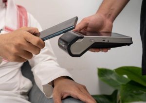 لا «كاشير» في المطاعم الفاخرة.. السداد على الطاولة