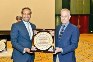 بامخرمة يكرّم سفراء الولايات المتحدة ومصر وعمان