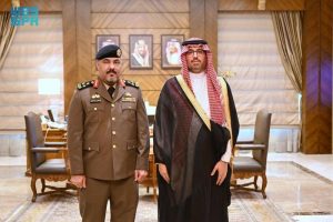 سعود بن جلوي يُقلّد مدير إدارة مكافحة المخدرات بجدة رتبته الجديدة