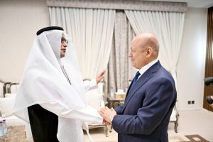 الرئيس اليمني رشاد العليمي لـ«عكاظ»: الشراكة في المجلس الرئاسي وحّدت الجبهات للتعامل مع أي تصعيد حوثي