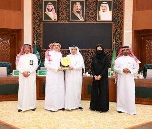 رئيس الجامعة يودع المليص بعد 33 عاماً من العطاء