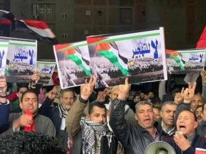 حشود مصرية عند معبر رفح ترفض تهجير سكان غزة