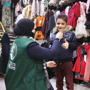 «إغاثي الملك سلمان» يوزّع قسائم شرائية في حلب وسلاسل غذائية بمالي وباكستان