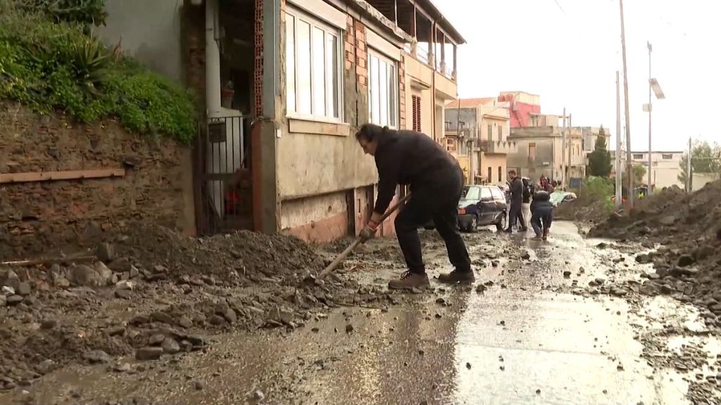 فيديو. فرق الإطفاء والإنقاذ في سباق مع الزمن لتطهير شمال صقلية من آثار الفيضانات