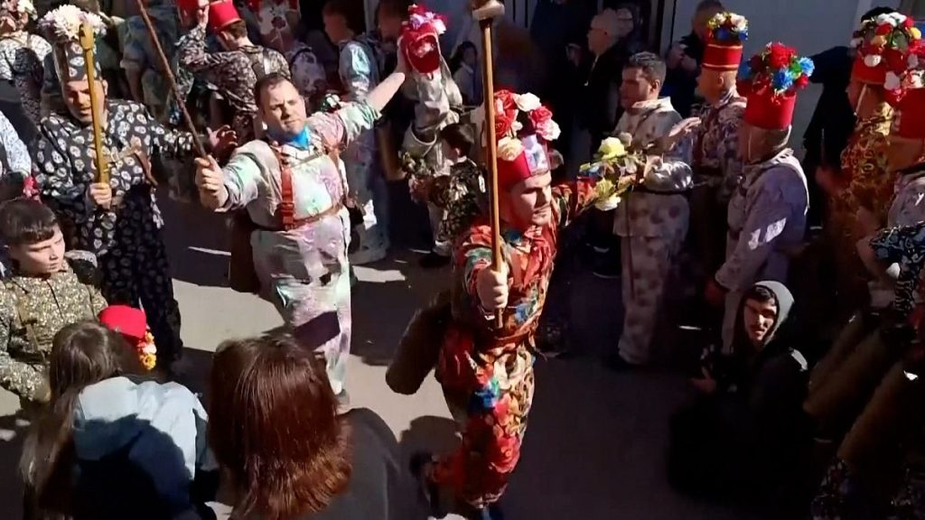 فيديو. مهرجان “إنديابلادا” في إسبانيا يحيي تقاليد تاريخية بالأجراس والرقصات الشعبية