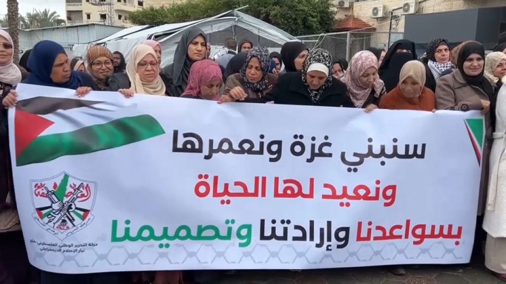 “غزة أرضنا ولن نرحل”.. فلسطينيون في دير البلح يحتجون على تصريحات ترامب