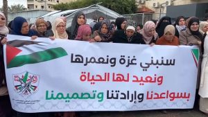 “غزة أرضنا ولن نرحل”.. فلسطينيون في دير البلح يحتجون على تصريحات ترامب