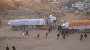 فيديو. شح المساعدات يدفع سكان غزة للركض وراء شاحنات الإغاثة علّهم يظفرون ببعض الغذاء والدواء
