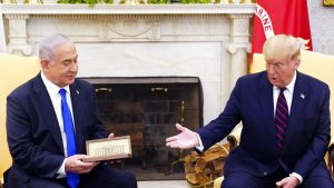 “تهادوا تحابّوا”.. نتنياهو يقدم لترامب “جهاز بيجر ذهبيا” والمضيف يسحب الكرسي للحليف