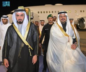 نائب رئيس مجلس الوزراء وزير الداخلية الإماراتي يصل الرياض