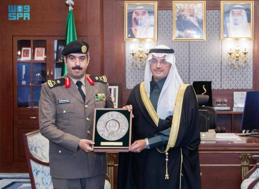 محافظ الأحساء يكرّم مدير شرطة المحافظة السابق