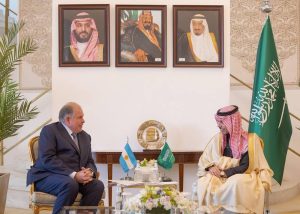 وزير الخارجية ونظيره الأرجنتيني يناقشان أبرز المستجدات إقليمياً ودولياً